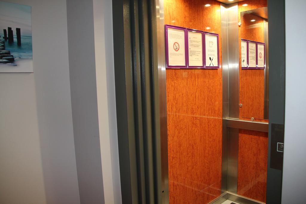 לה לובייר Hotel La Louve מראה חיצוני תמונה