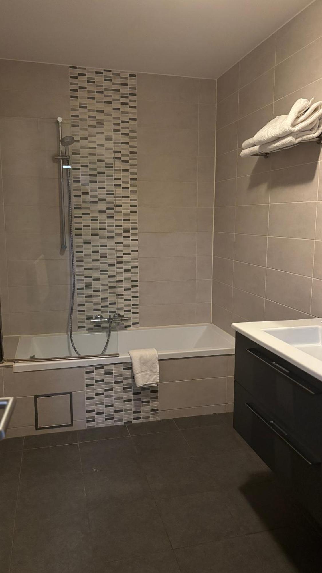 לה לובייר Hotel La Louve מראה חיצוני תמונה