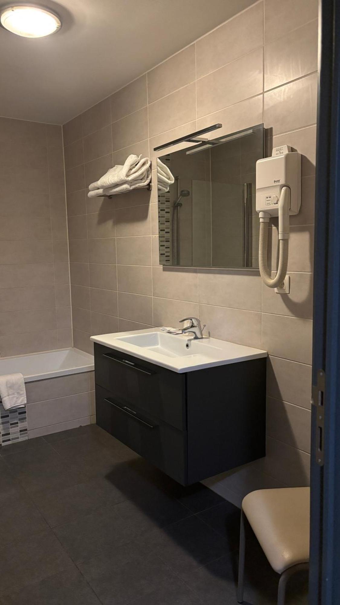 לה לובייר Hotel La Louve מראה חיצוני תמונה