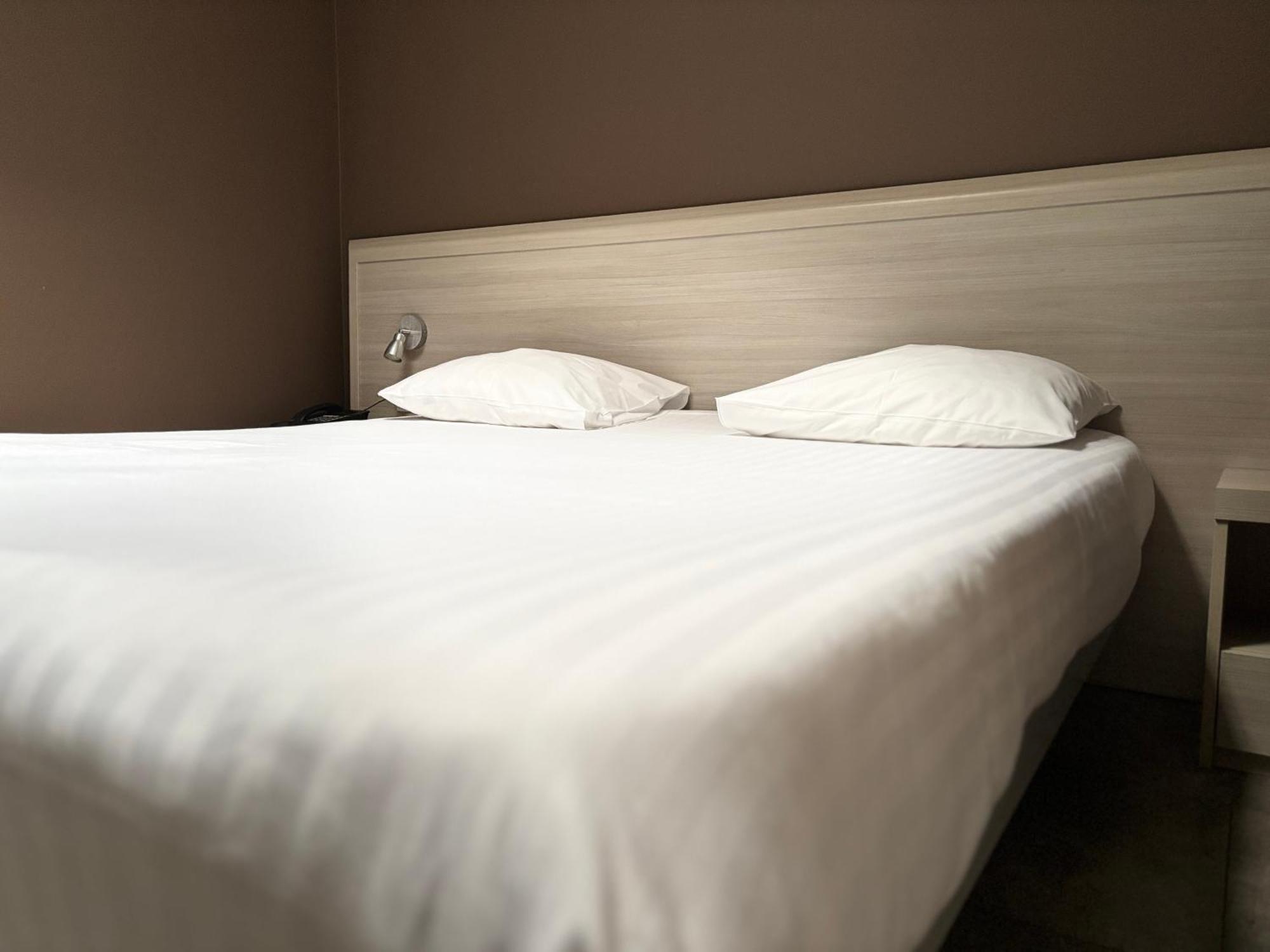 לה לובייר Hotel La Louve מראה חיצוני תמונה