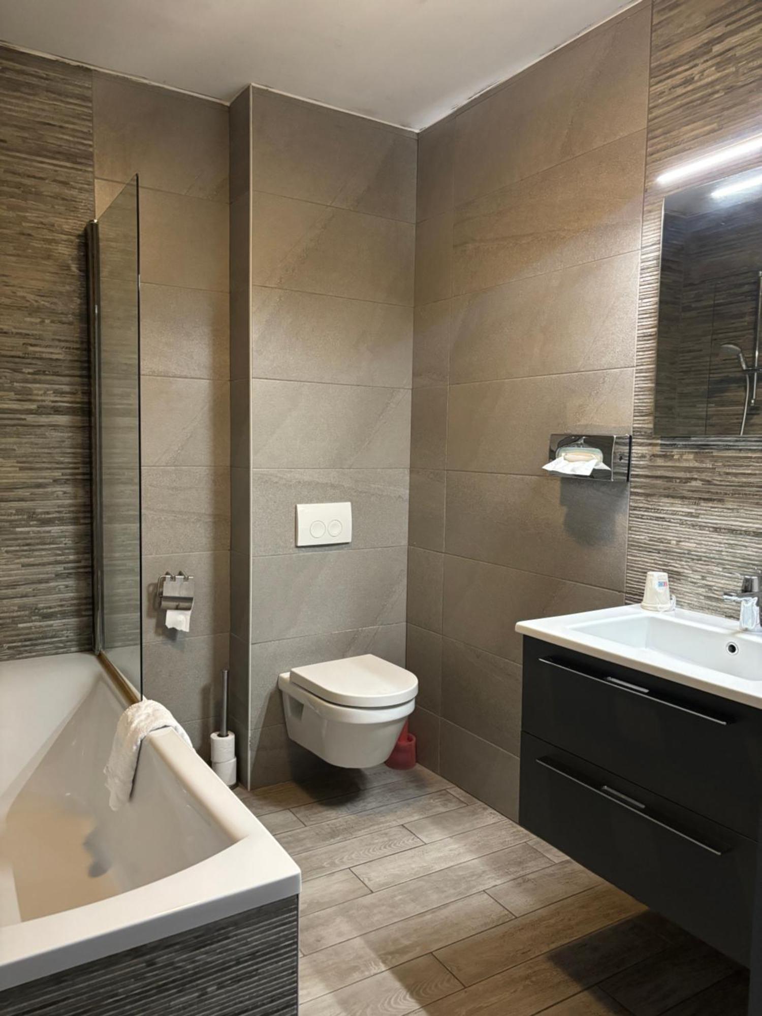 לה לובייר Hotel La Louve מראה חיצוני תמונה