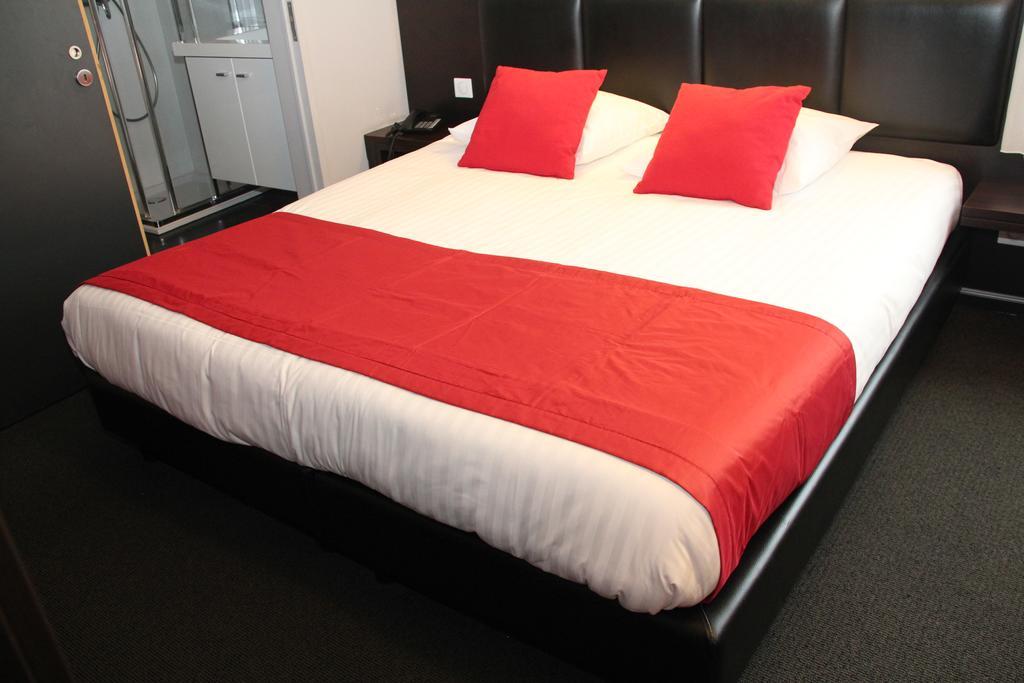 לה לובייר Hotel La Louve מראה חיצוני תמונה