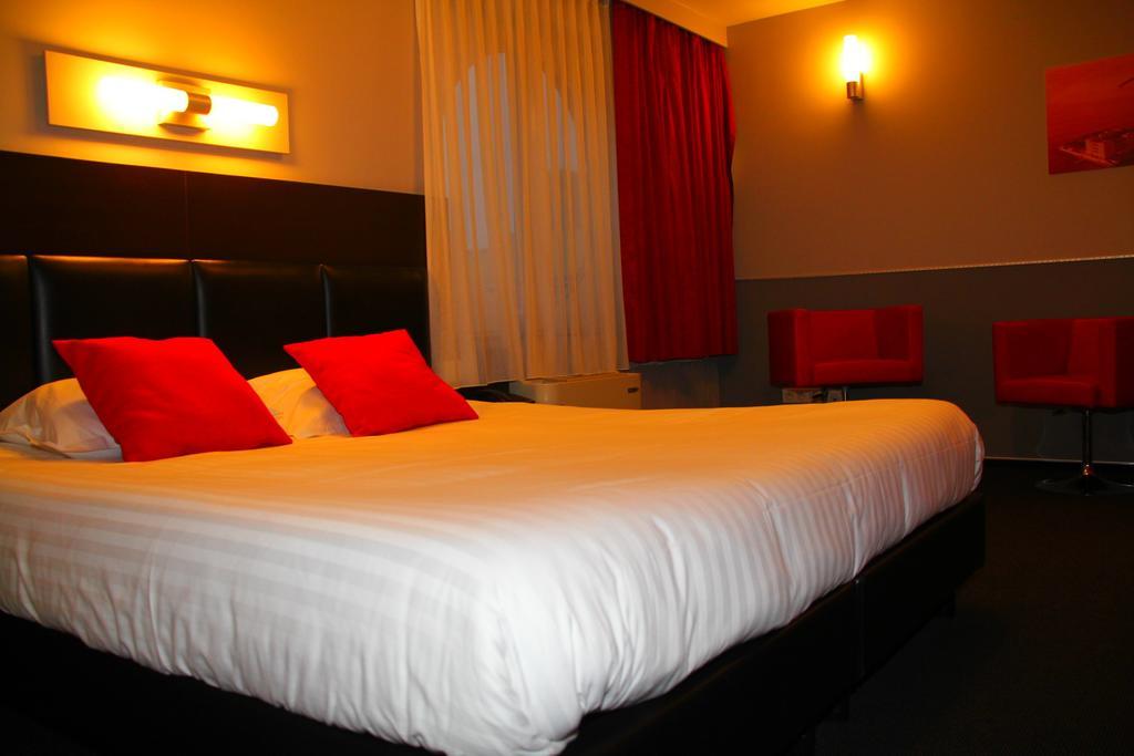 לה לובייר Hotel La Louve מראה חיצוני תמונה