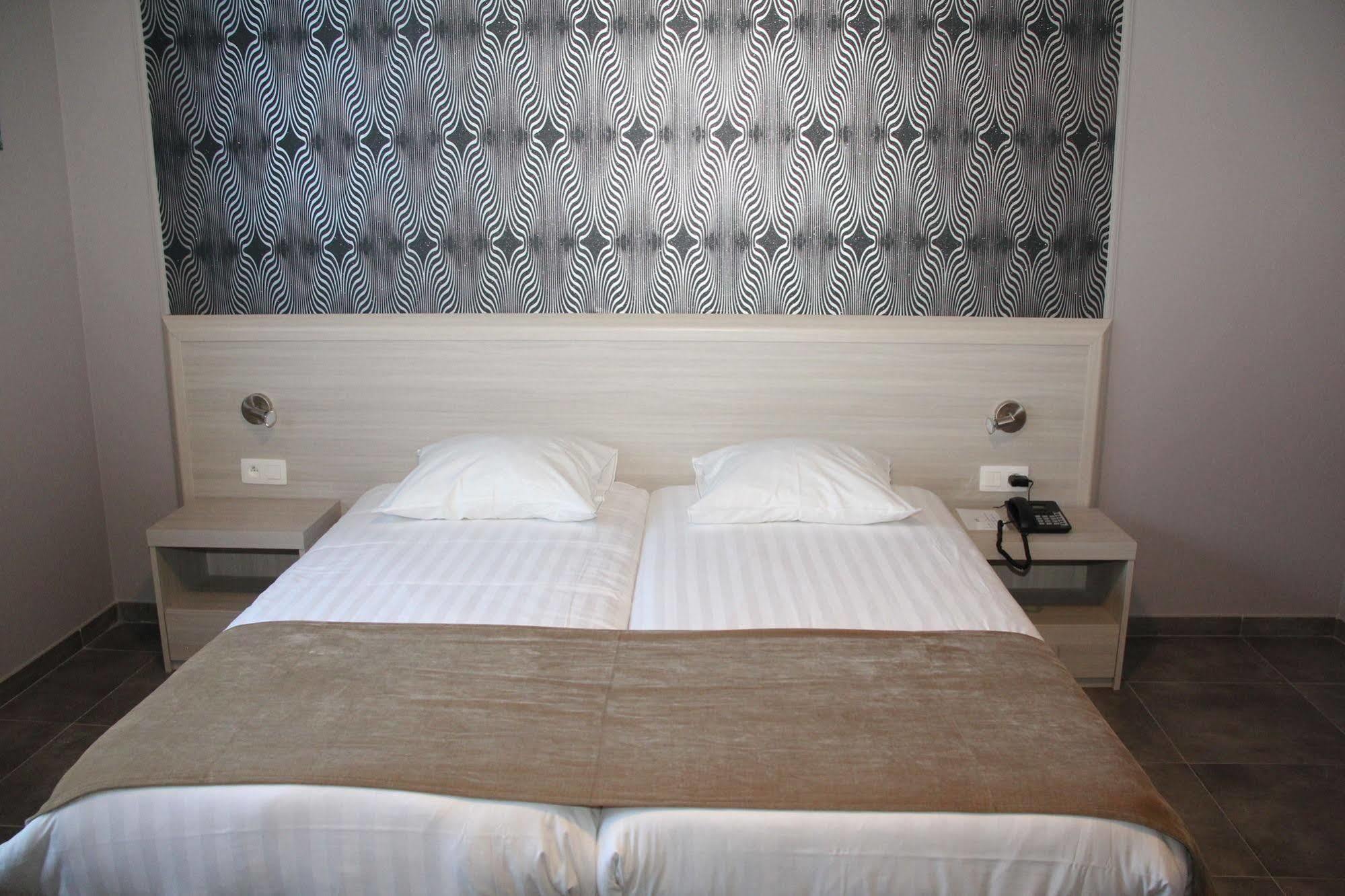 לה לובייר Hotel La Louve מראה חיצוני תמונה